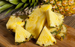 VIDEO: Cum să cureţi rapid un ananas. 4 metode geniale!