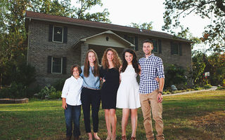 O femeie divorţată şi cei 4 copii şi-au făcut singuri o casă. Au învăţat tot de pe YouTube - FOTO