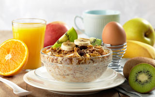 4 reguli de care să ţii cont la micul dejun dacă vrei să slăbeşti