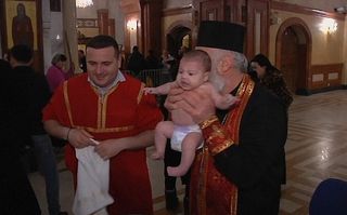 Cum botează copiii un Patriarh: Ritualul său a provocat critici - VIDEO