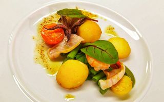 Chef Paul Siserman recomandă Salată de creveți cu calamari și sos de Liguria
