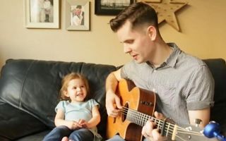 VIDEO: Un tată şi fiica lui cântă împreună. Imaginile au devenit virale