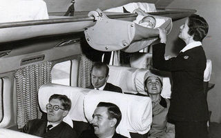 Cum călătoreau bebeluşii cu avionul în anii '50 - FOTO