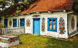 Satul din Polonia cu cele mai frumoase case. Toate sunt pictate cu motive florale