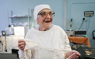 Cel mai în vârstă chirurg din lume: Are 89 de ani şi face 4 operaţii pe zi!