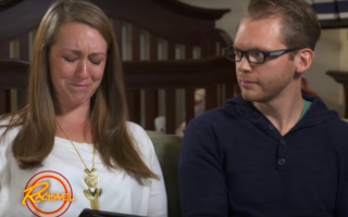 Reacţia emoţionantă a unui tânăr orb când îşi vede pentru prima oară soţia şi fiul - VIDEO