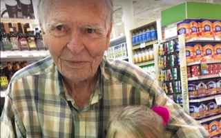 A rămas văduv la 82 de ani şi îşi dorea să moară. Dar o fetiţă de 4 ani i-a schimbat viaţa