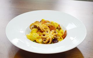 Chef Paul Siserman vă recomandă Paella cu caracatiță, pui și chorizo