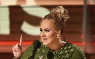 Adele și-a rupt accidental premiul Grammy, nu pentru a-l împărți cu Beyonce