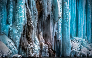 Cum arată cele mai spectaculoase cascade îngheţate din Croaţia. Imagini care îţi taie respiraţia