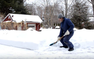 Cum să dai zăpada cu lopata fără să te doară spatele - VIDEO