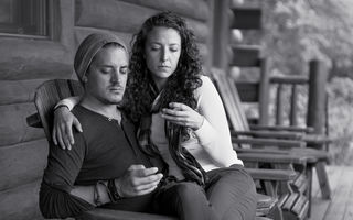 Cum ne afectează viaţa de familie telefonul mobil? Un fotograf prezintă în imagini realitatea cruntă