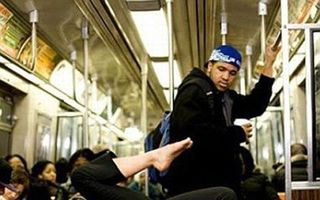Show la metrou: Cele mai ciudate lucruri pe care le fac oamenii în subteran - FOTO