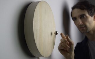 O invenţie uimitoare: Cât costă şi cum funcţionează ceasul cu levitaţie - VIDEO