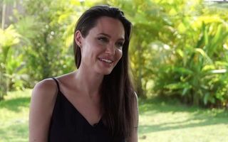 Ce-o spune Brad Pitt? Angelina Jolie a gătit păianjeni pentru copiii ei - VIDEO
