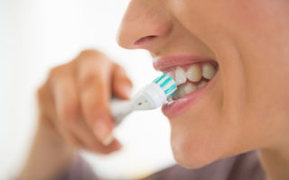 Ce corelație există între curățarea dinților și pneumonie?