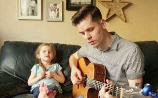 Un clip adorabil: O fetiţă de 4 ani cântă senzaţional cu tatăl ei - VIDEO