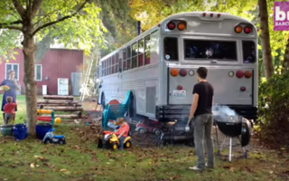 Cum au scăpat de chirie: Au transformat un autobuz într-o casă - VIDEO