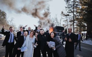 Autocarul a luat foc în drum spre biserică, dar au făcut cele mai tari poze de nuntă - FOTO