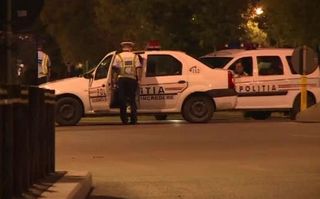 Video. De câţi poliţişti români este nevoie pentru a scoate un infractor din maşină?