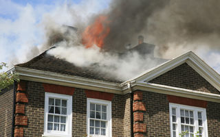 Ce să faci dacă te afli într-o casă care ia foc?