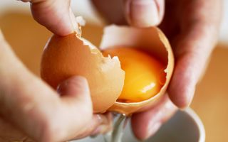 Ce proprietăți are gălbenușul de ou crud: 2 motive să-l consumi