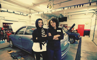 Service auto pentru femei: Îşi fac unghiile şi părul în timp ce îşi repară maşinile! - VIDEO