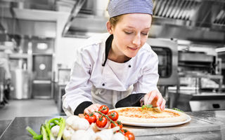 10 trucuri folosite de bucătarii profesioniști. Îți fac viața mai ușoară