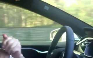 Reacţia unei bunicuţe când urcă pentru prima oară într-o maşină Tesla autonomă - VIDEO