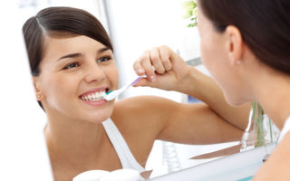 Cum să-ţi periezi eficient dantura? 10 sfaturi pentru dinţi albi şi strălucitori