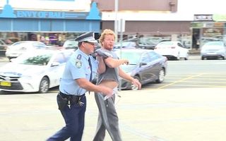 Un poliţist întrerupe conferinţa de presă pentru a aresta un individ care înjura - VIDEO