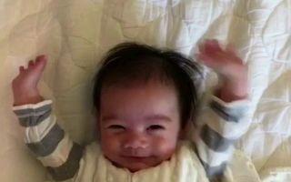 Bebeluşul adoră să fie scos din scutece: Imposibil să nu zâmbeşti! - VIDEO