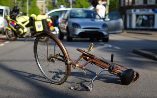 Cum a aterizat un ciclist după ce a fost lovit de o maşină - VIDEO