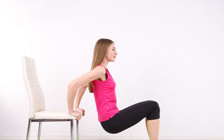 6 exerciţii simple pe care le poţi face cu un scaun. Tonifiază tot corpul!