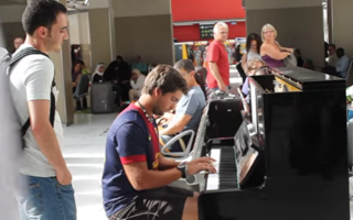 Doi tineri care nu se cunoşteau cântă la pian într-o gară: Improvizaţia lor a stârnit ropote de aplauze - VIDEO