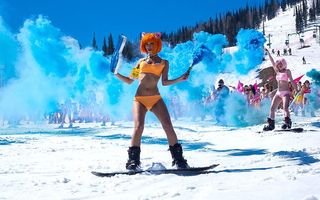 Bikini Party pe pârtie: Aşa se închide sezonul de schi în Siberia!