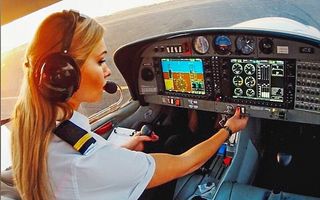 Blonda de la manşă: Femeia-pilot cu care toţi bărbaţii vor să zboare
