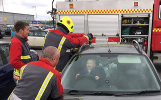 Reacţia unui băieţel de un an blocat în maşină când au venit pompierii să-l scoată - FOTO