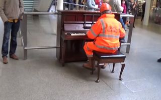 Un muncitor cântă jazz la pian într-o staţie de metrou: Spectacol total!