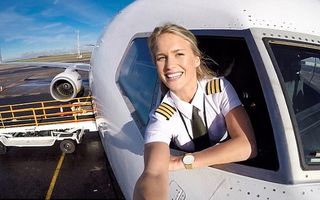 Maria, suedeza superbă care pilotează avioane şi cucereşte lumea cu Yoga