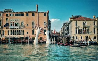 Avertismentul transmis de mâinile uriaşe care ies din canalele Veneţiei
