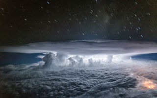 Dincolo de nori e lumea lui! Un pilot face fotografii spectaculoase din avion