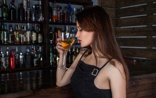Studiu: Un singur pahar de alcool pe zi crește riscul de cancer de sân
