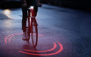 Video: Bicicleta cu laser te face vizibil noaptea