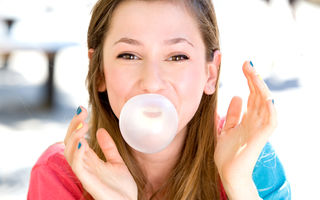 Ce se întâmplă dacă mănânci prea multă gumă fără zahăr?