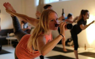 Yoga şi bere, un trend care face senzaţie şi are tot mai mulţi adepţi
