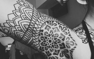 Tatuajele sub axilă, o nouă modă pe Instagram