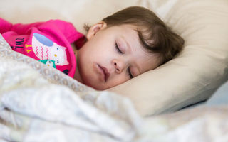 Cum să-ți înveți copilul să doarmă singur în cameră