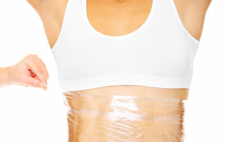 Ce se întâmplă dacă îți înfășori abdomenul în folie de plastic?