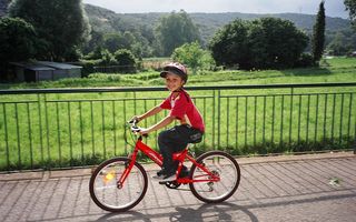 Cum să-ți înveți copilul să meargă pe bicicletă